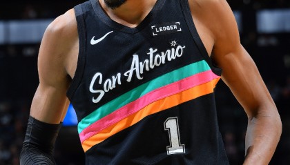 米乐M6中国-王者归来取大胜！光头文班22+10完压字母 膝盖被撞后5记三分超准