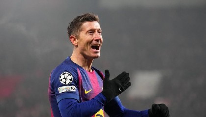 米乐M6官网-悲喜夜：凯恩失点拜仁晋级，利物浦3-0马赛，莱万超C罗冲梅西神迹